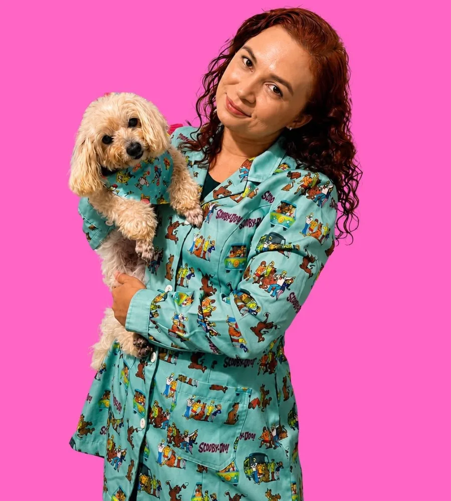 Dra. Daniela Sales segurando um poodle no colo