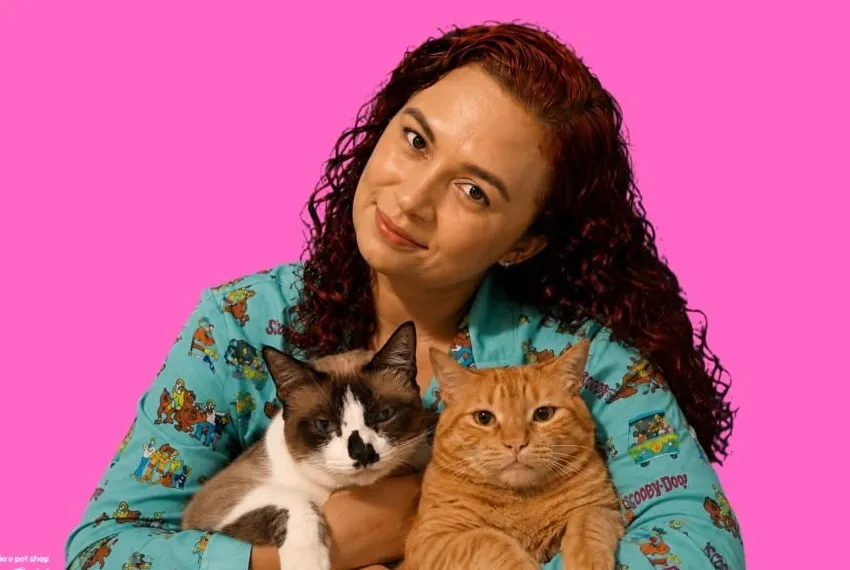 Dra. Daniela Sales com dois gatos no colo